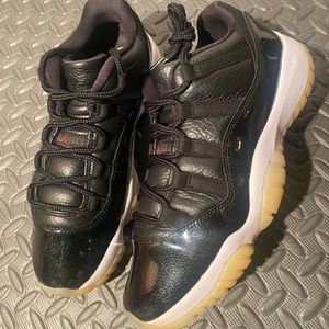 NICE Air Jordan 11 Low 72-10 Black Red size 10.5 Womens shoes
